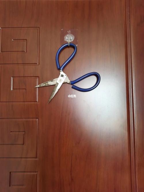 门上不能随便挂剪刀为什么