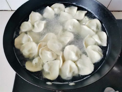 女人梦见煮饺子露馅了是什么意思