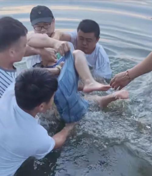 梦见臭水坑里捞东西