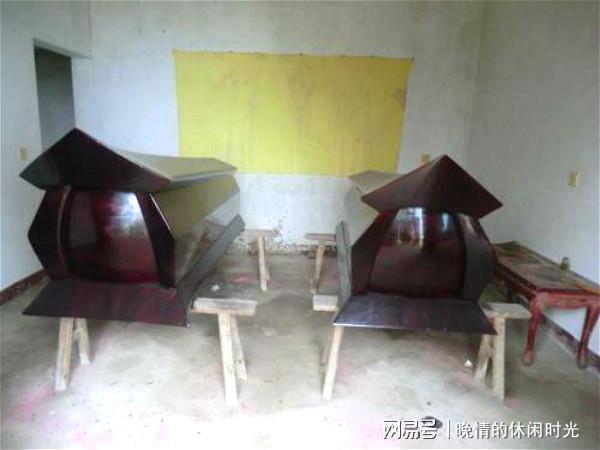 梦见两口棺材并排放在一起