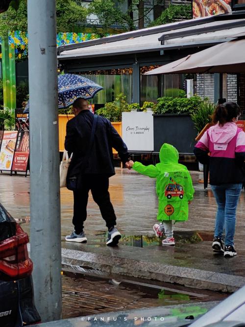 梦见自己在雨中哭是什么意思