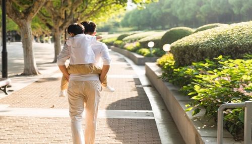 梦见背小孩上楼