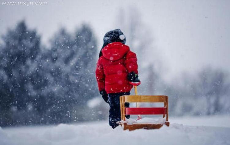 女人梦见在积雪中行走