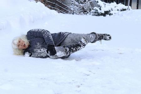 梦见下雪滑倒是怎么回事?