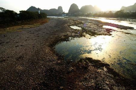 梦见河水干涸露出河床是什么意思
