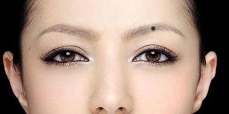 眉毛上方有痣的女人