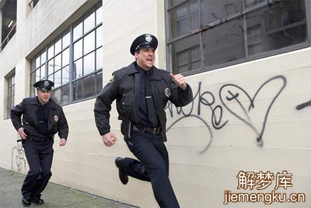 梦见被警察追而逃跑
