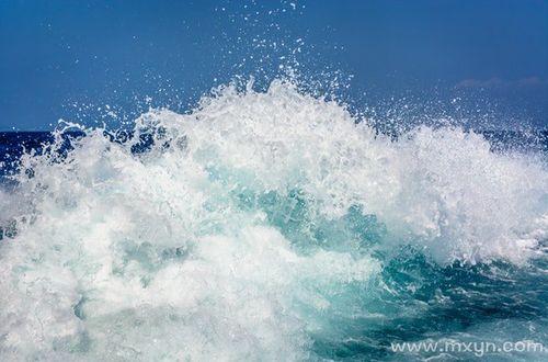 梦见海浪扑面而来是什么意思