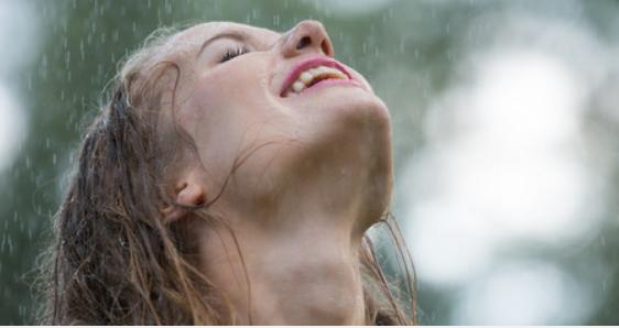 女人梦见自己淋雨了