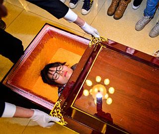 梦见一个官财里躺两位老人,梦见棺材里有死人