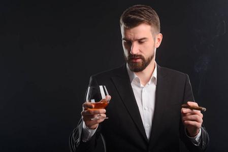 梦见去世的人抽烟喝酒,暗示了什么