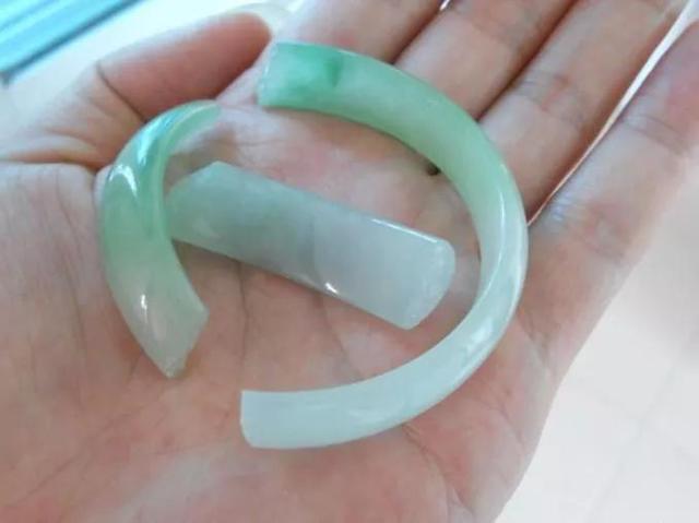 梦见自己的玉手镯断了