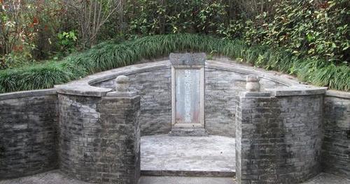家门口有坟墓