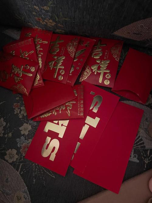 订婚女方给男方买什么礼物
