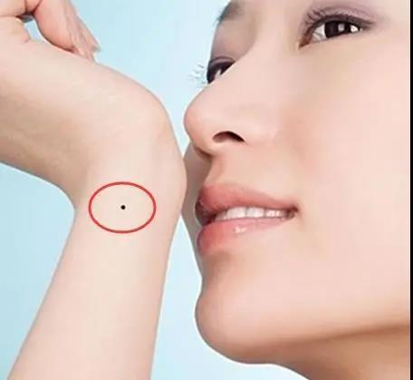 女人左手腕有痣