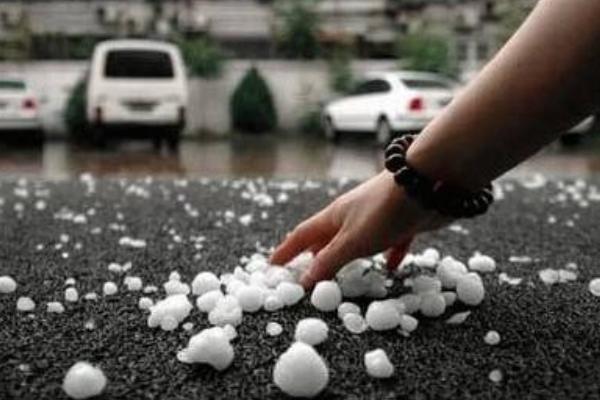 梦见下雨和冰雹