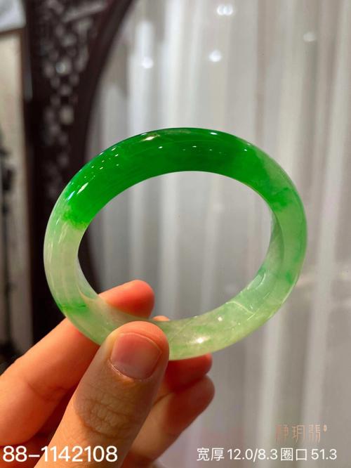 翡翠手镯对人有什么好处