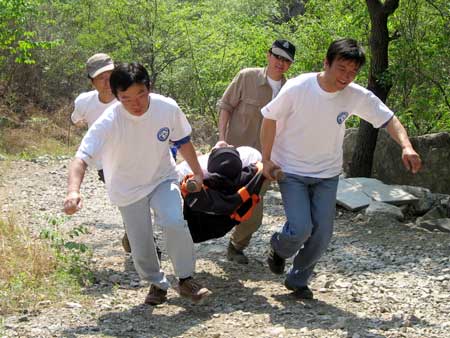 梦见别人用担架抬死人