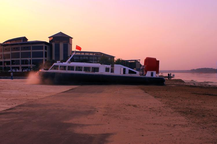 梦见船上岸是什么意思