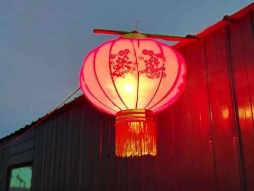 梦见过年回家挂彩灯