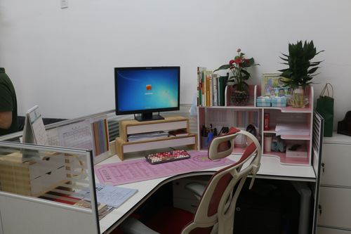 学校办公室的办公桌应该如何布局?