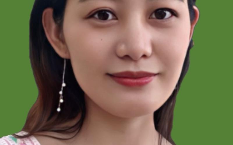 耳与眉齐平的女生