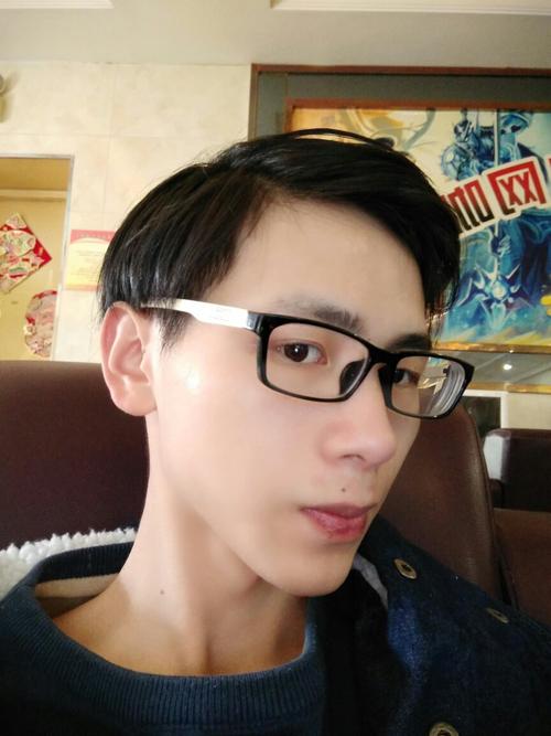 眉毛后半段稀疏的男人