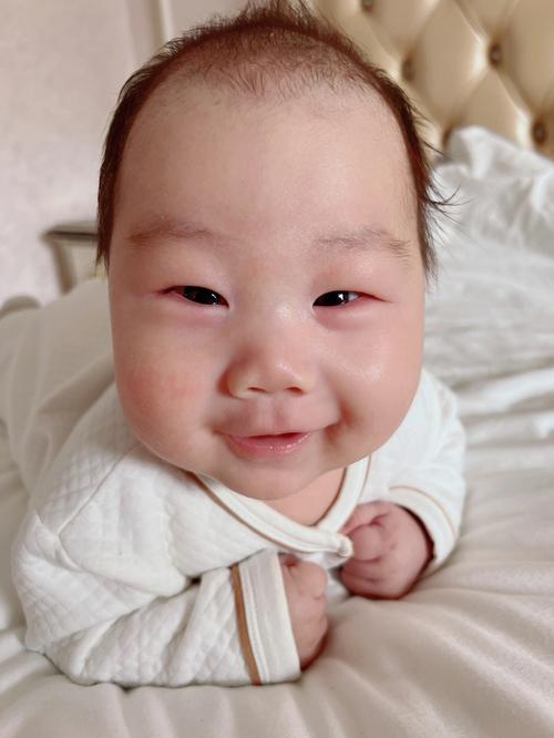 梦见小男孩对我笑什么意思