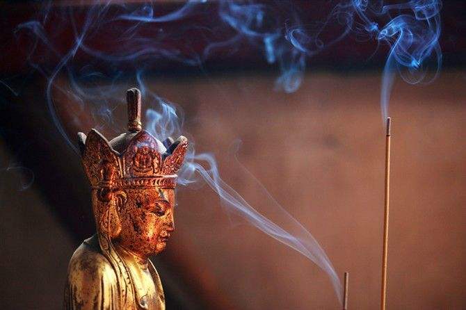 梦见自己拜佛烧香象征什么意思?