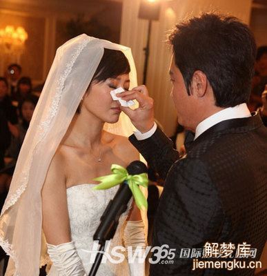 梦见自己结婚时哭了