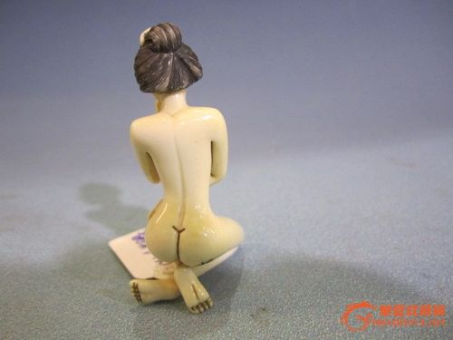 梦见裸女