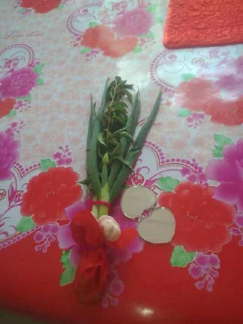 结婚女方拿葱是什么意思