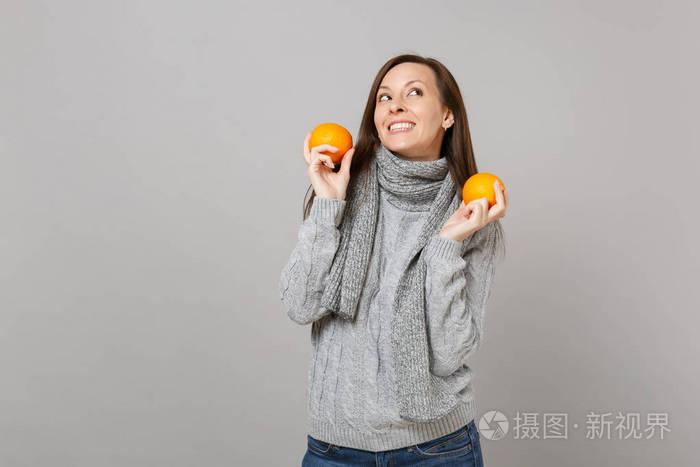 怀里抱着橘子