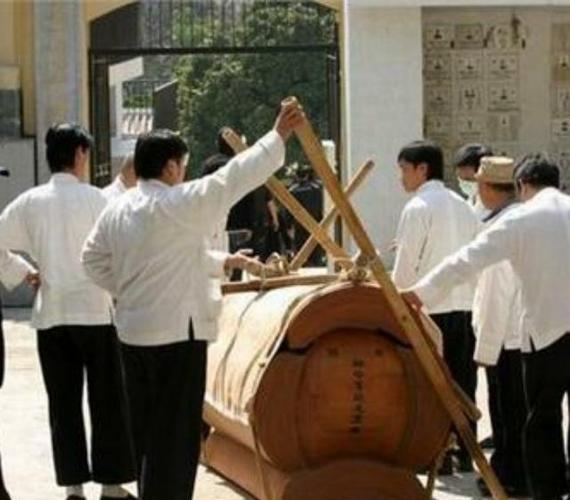 梦见棺材抬回家,吉凶指数88运气难说