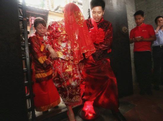 结婚新娘踩了门槛怎么办呢
