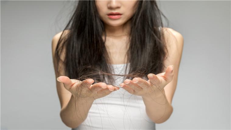 梦到从嗓子往外拽头发是什么意思