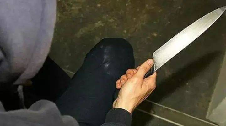 梦见自己用菜刀砍人是什么意思