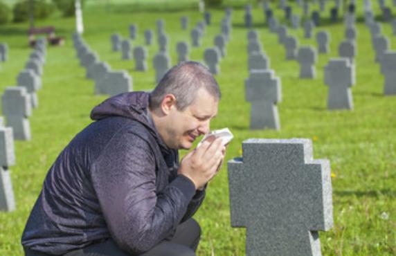 梦见死去的人对自己笑是什么兆头