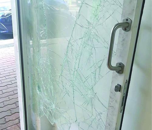 梦到盗贼打碎玻璃预示着什么