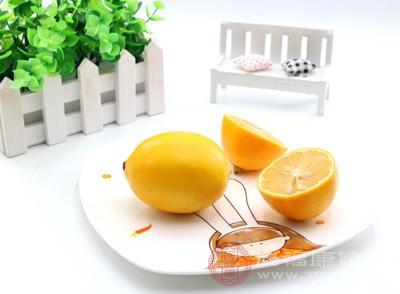 柠檬不能和什么一起吃