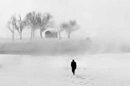 梦见别人在雪中行走是什么意思
