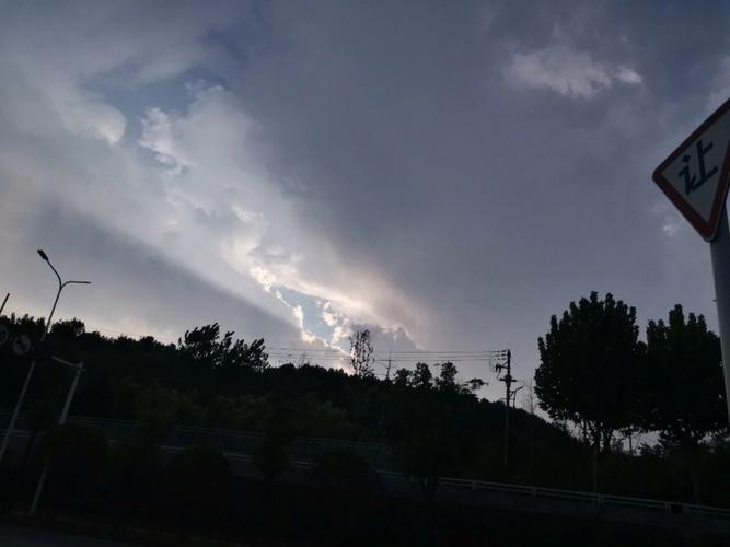 梦见天空瞬间黑了是什么意思