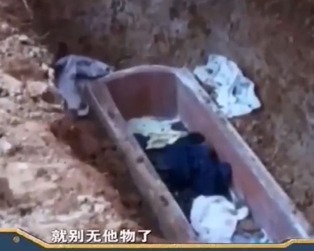 梦见死人躺在棺材里