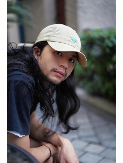头发天然卷的男人油嘴滑舌且不负责任吗