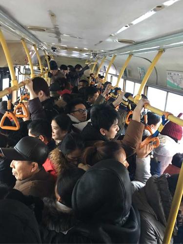 挤公交车