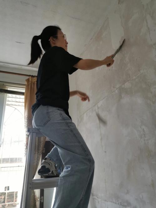 梦见自己粉刷墙