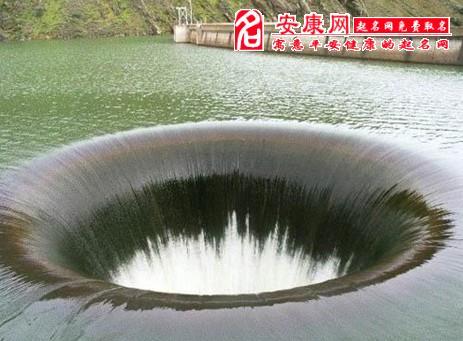 梦见水里有深坑