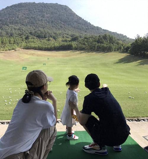 女人抱小孩