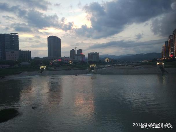 梦见穿白色的衣服