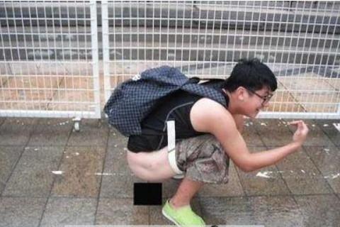 梦见解大便，男人梦到在公共厕所解大便